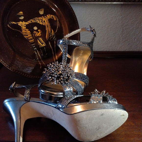 ANTONIO MELANI GOLD HEELS - Picture 6 of 6